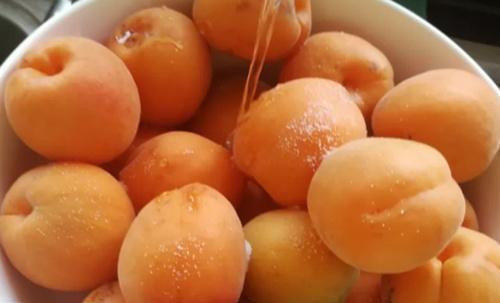 夏天,碰到此碱性水果别手软,一次性囤20斤,放冰箱冷藏,特省事