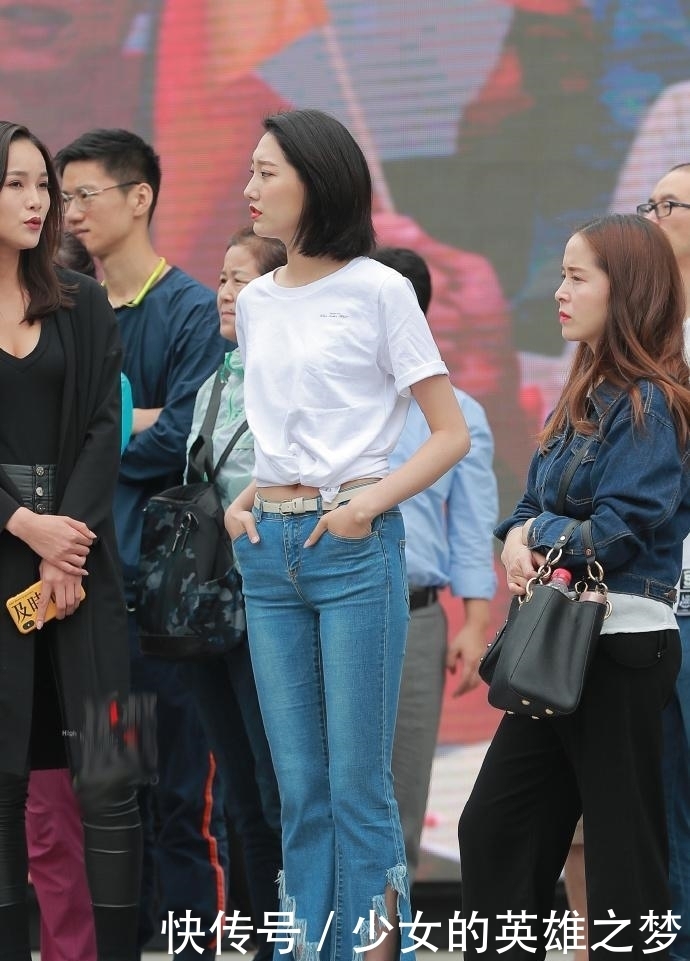 牛仔裤|街拍:牛仔裤的简约搭配,低调的魅力