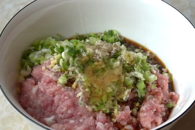 西葫芦新吃法，加一碗糯米，不加水不放油，鲜嫩营养、做法简单