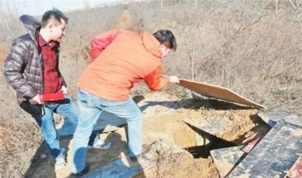 盗墓者精准盗墓,随葬品一件不剩,考古人员抬头一看墓顶,激动了