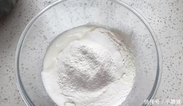 网红|网红小吃草莓班戟,在家做不用买,一口平底锅6个小步骤搞定