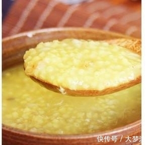 煮小米粥时，直接煮是大错特错的，少了这1步，不出油营养也不高