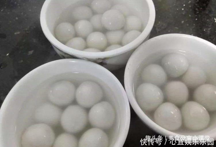 大年初一吃汤圆,皮薄馅大吃着还流沙,咬一口很满足,比饺子还香