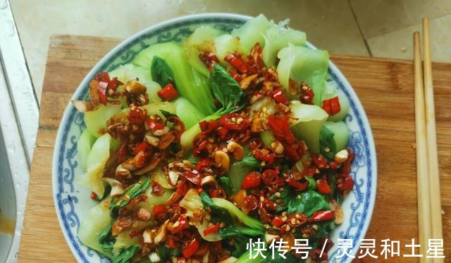 夏日|夏日吃饭没胃口，油淋小青菜这样做，瞬间吃光光！
