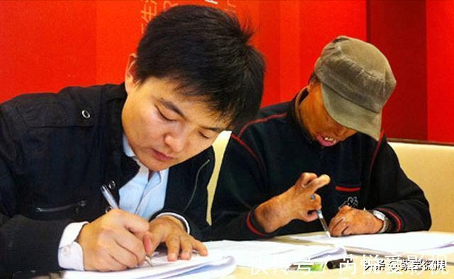 王海潮!有尊严的乞丐崔显仁:苦练10年粉笔字,从乞丐摇身变成千万富翁