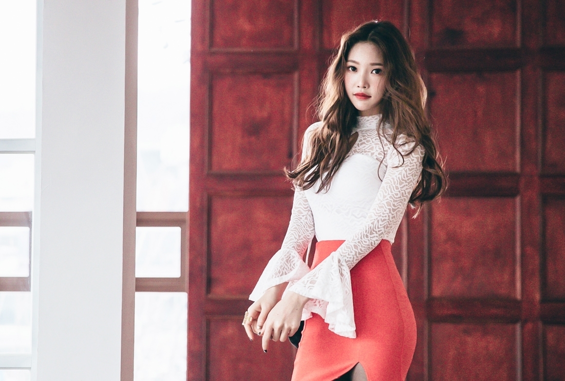 极致|红色包臀短裙搭配黑色丝袜,尽显极致性感