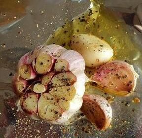 大蒜泡酒对男性好处多多，功效多多，牢记为身边人健康泡一些