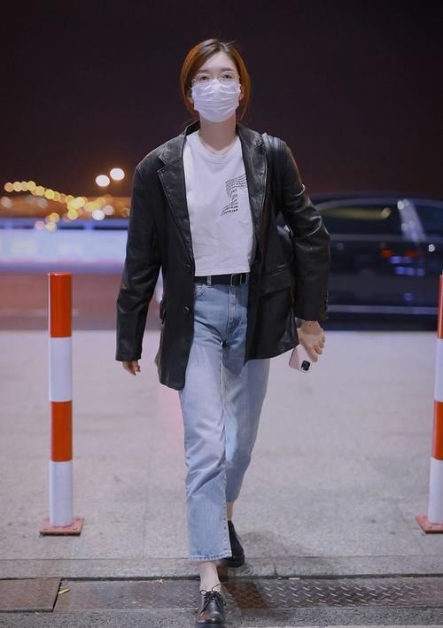 大长腿|气质姐姐穿简单白T恤，搭配黑色西装，简约中透露出高级美