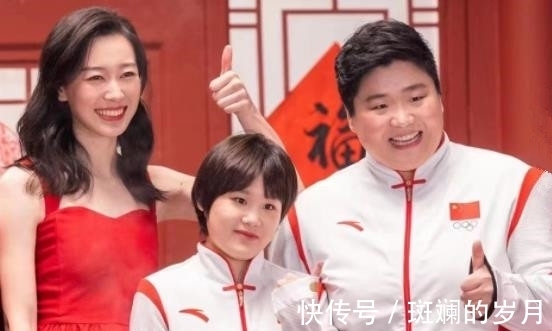 马龙|年龄相差15岁!国乒马龙弯腰合影张家齐,跳水奥运冠军开心回应