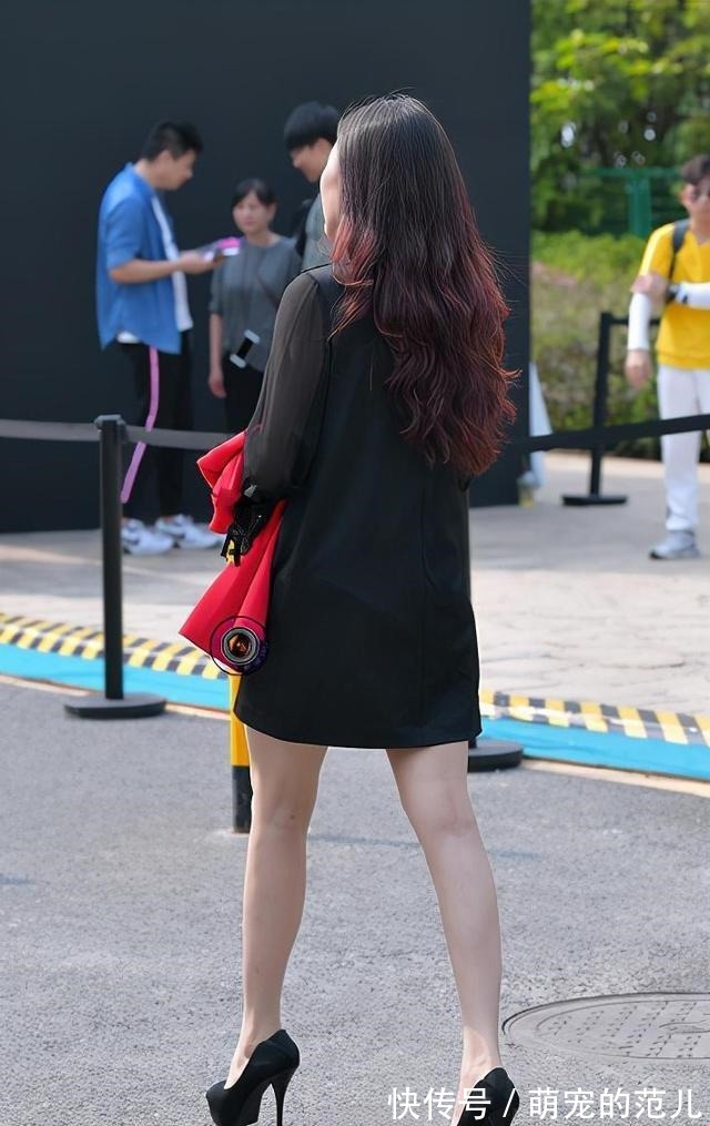小姐姐 今秋流行的裙装搭配，高级感十足，黑色鱼嘴高跟鞋为气质加分！