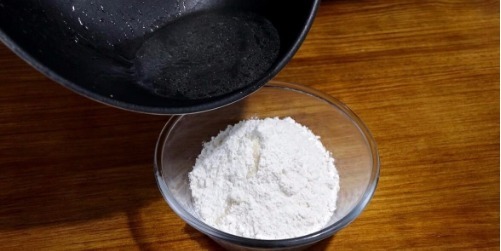 韭菜盒子这么做,薄皮大馅,简单一个步骤韭菜不出水,越吃越香