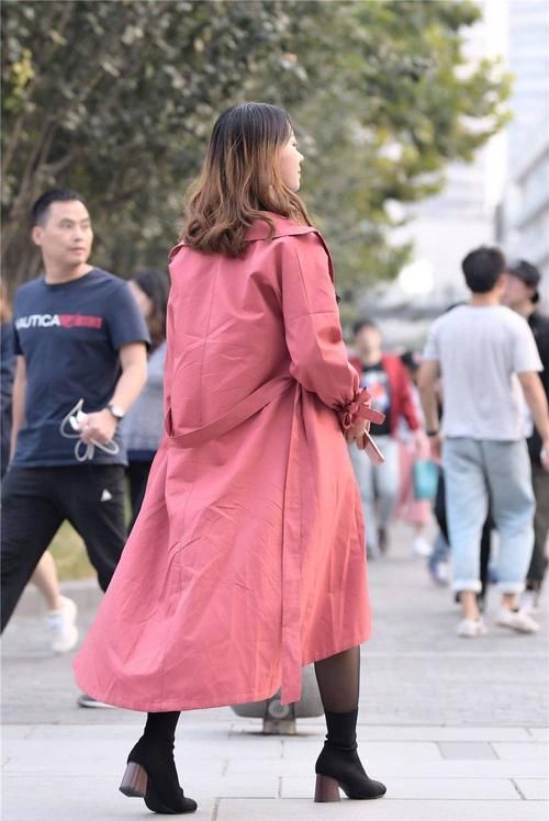 搭配 黑色丝袜搭配短靴，外面一款浅红色的风衣，国庆之后的穿搭