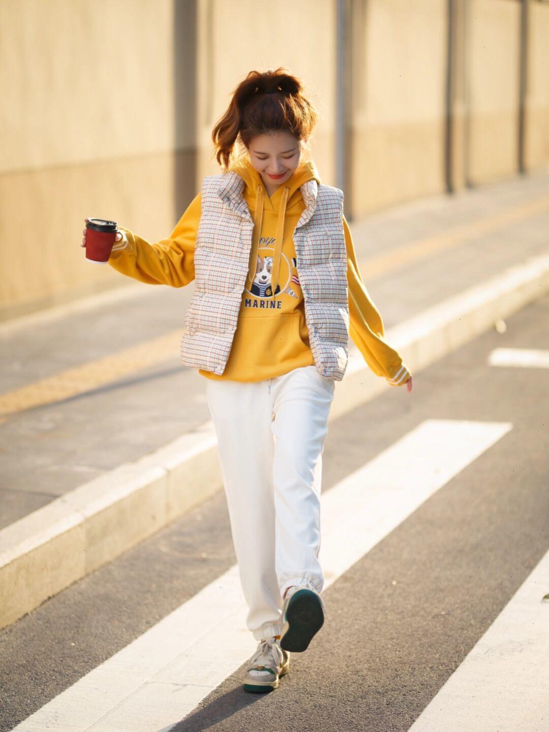 无袖 不知道换季怎么搭?入手一件“羽绒马甲”搭配长裤,女神范十足!