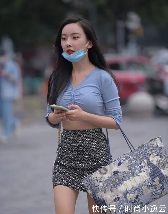 白点|时尚蓝色短款T恤，搭配灰色带白点的半身裙，穿出十足潮流范