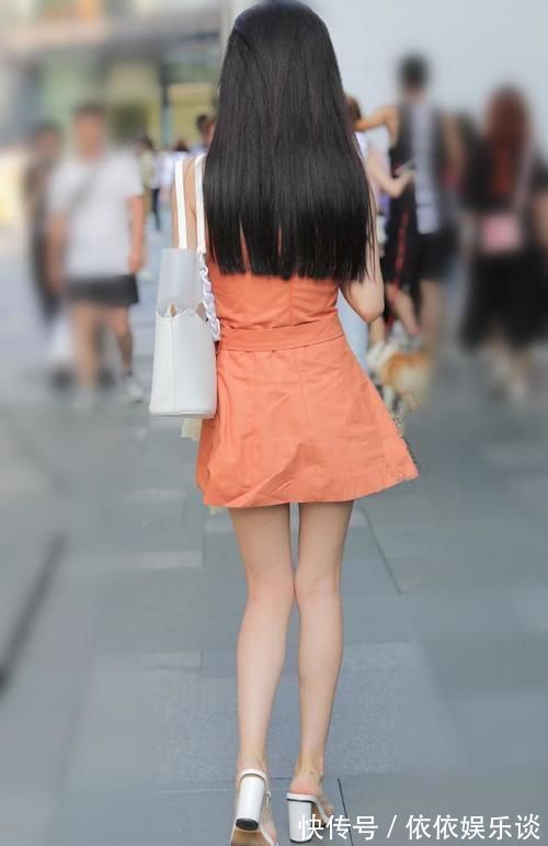 美女 人不仅长得漂亮，穿搭也很有个性，撩头发的侧脸很吸引人