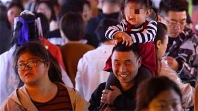 孩子|火车上孩子在“妈妈”怀里熟睡,女孩嘴上夸乖巧,背地里却报了警