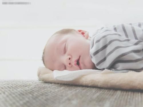 “睡枕头”和“不睡枕头”的宝宝，10年后差距很大，家长别忽视