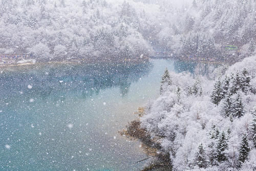 九寨沟迎来春雪 蓝白呼应造就梦幻冰雪世界