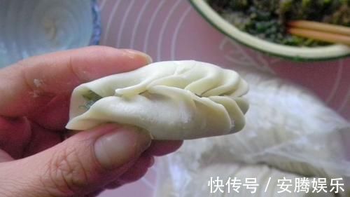 发面|蒸饺好吃有诀窍,学会这样做,皮儿软韧,馅儿鲜香,蒸一锅不够吃