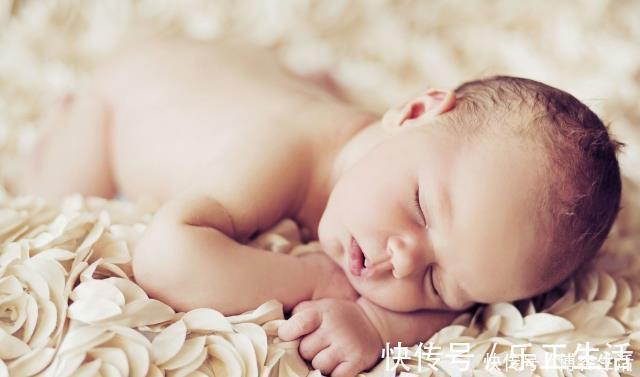 颈部|孩子总是歪着头睡觉,这个原因,可不能忽视