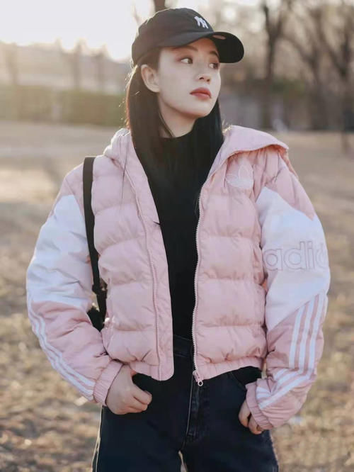 冬季羽绒服拒绝臃肿，掌握运动风穿搭，随时切换酷飒与温柔