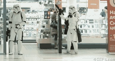 |搞笑GIF：嫂子为了让大哥戒烟 使尽了她浑身招数