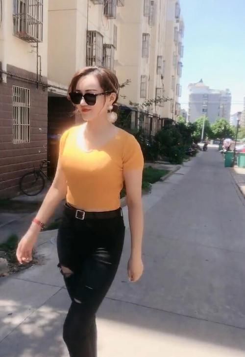 破洞牛仔裤风格，凸显个性，魅力十足！