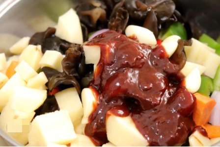 不用去饭店,三汁焖锅在家就能做,一大锅不到30元就让家人吃到撑