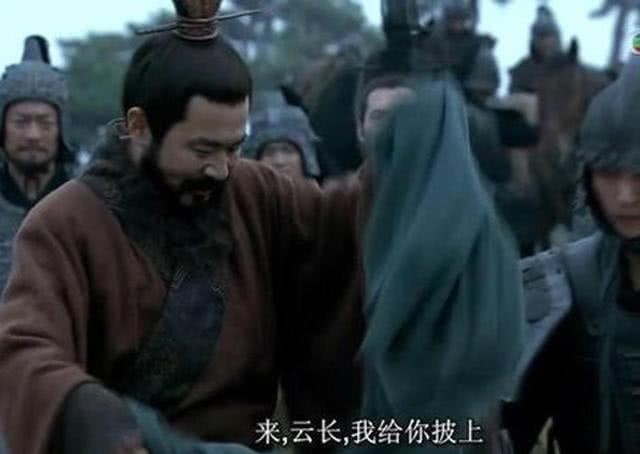 关羽|演义中曹操为何不派人战华雄,反而让功于关羽?你看袁绍兄弟干了啥