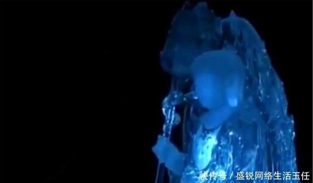 美女拿家中供奉的菩萨鉴宝,关灯后专家拿手电一照:不用鉴定了