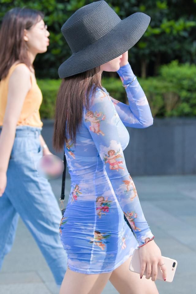 街拍天蓝色包臀超短裙美女,一般人穿不出这种味道