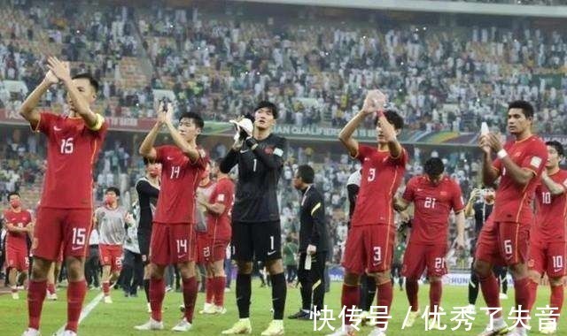 蒿俊闵|细节回顾国足下半场丢球,李铁犯下两点错误,徐新下场成转折点