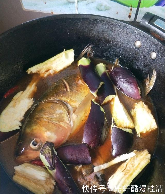 鲢鱼|家常酱炖鲢鱼，酱香四溢鲜美下饭，快来和小编一起学着做一回吧