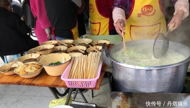 老夫妻开面馆地方小,客人排队坐路边趴凳子吃面,一早上卖四百碗