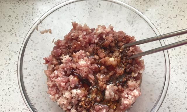 教你做金黄的水煎包，撒上芝麻与葱花，每咬一口都爆汁