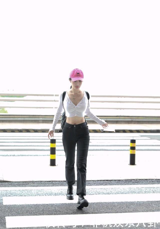 李菲儿天生丽质难自弃,露脐装紧身裤身材超有料,柯基臀让人羡慕