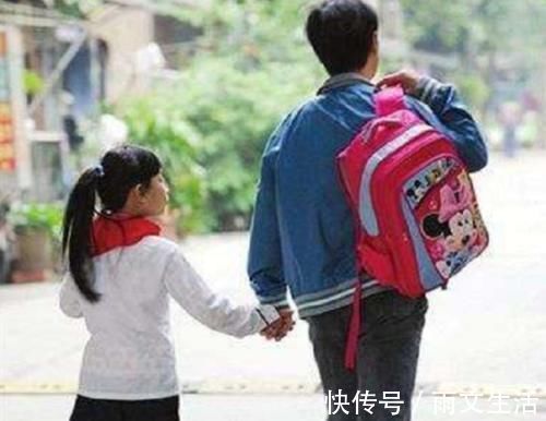 书包|“家长替孩子背书包”是溺爱,却被家长回怼:几十斤你来背背看