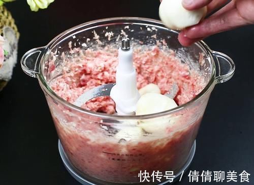 谨记|炸猪肉丸子时,谨记“2不放、加3样”丸子外焦里嫩,放凉也不硬