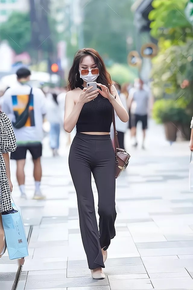 上衣 黑色喇叭裤搭配黑色无袖衫,简单的造型,既清爽又有复古美感