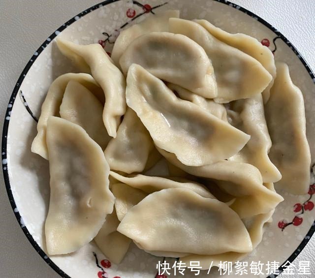 y黄瓜猪肉虾皮饺,皮包馅儿大,味道鲜美!