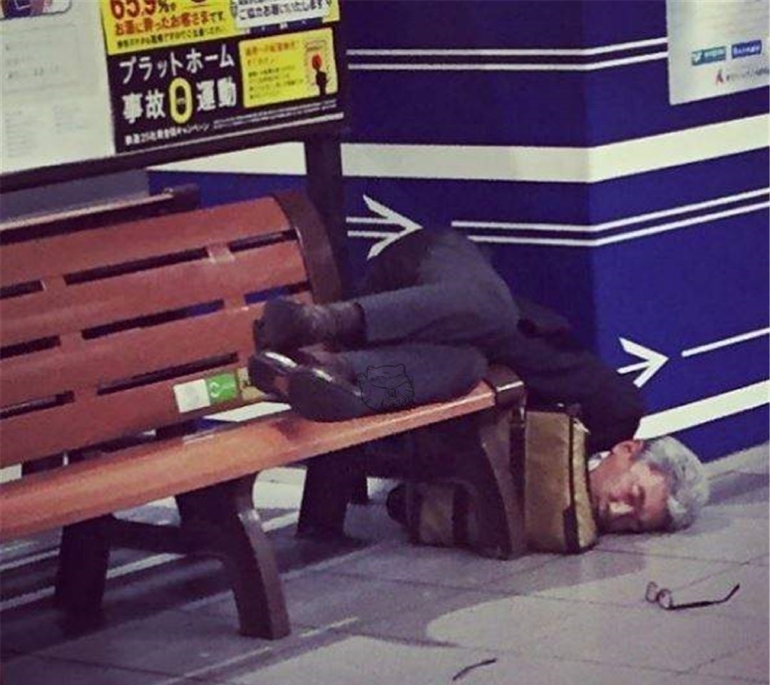 |既心酸又搞笑，网友分享的东京街头宿醉照片一览