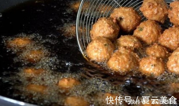 炸丸子，加淀粉是大错！外婆教我加点它，金黄酥脆，鲜嫩不油腻！
