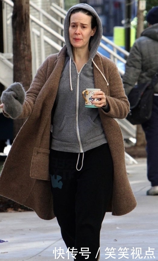 冬日大衣怎么穿才好看?遇上休闲卫衣,将减龄范一览无余