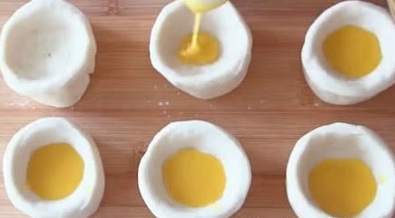 一碗面粉，2个鸡蛋，不用烤箱，一个电饭锅就可以做出美味的面包