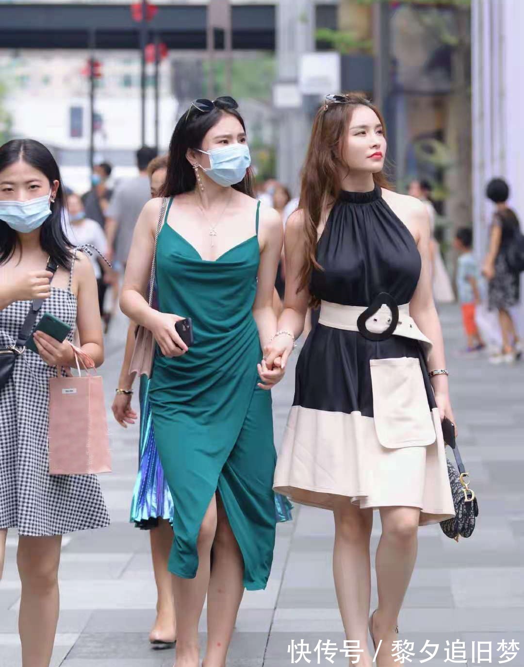 vivian 夏季不会穿连衣裙看看这两位小姐姐的穿搭,清爽干净又显气质