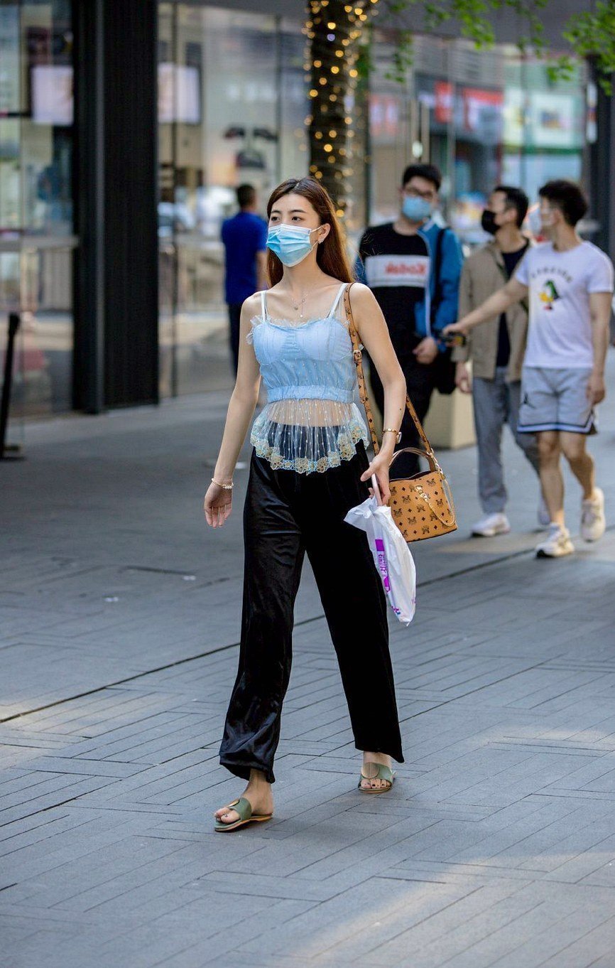 慵懒风|慵懒风的时尚魅力开始风靡,小姐姐们一双拖鞋,展现了自信美