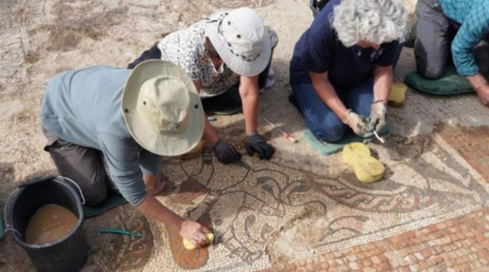  简体|英国出土1600年前的罗马壁画，上面刻有5个简体汉字，怎么回事？