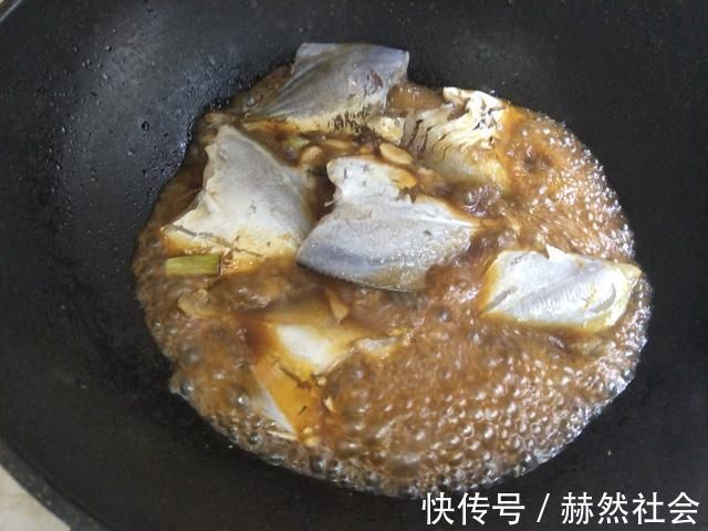 炖鱼时，先煎鱼还是先加水？教你炖鱼小妙招，鱼肉完整不碎