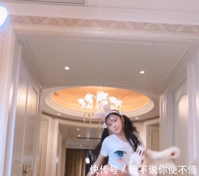 小姐姐|“大兔子”带着“小兔子”跳舞,可爱