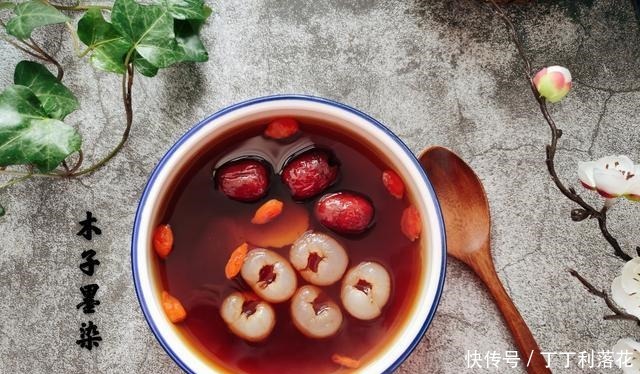 40岁的她，气色红润面若桃花，就爱喝这碗汤，尤其是冬天